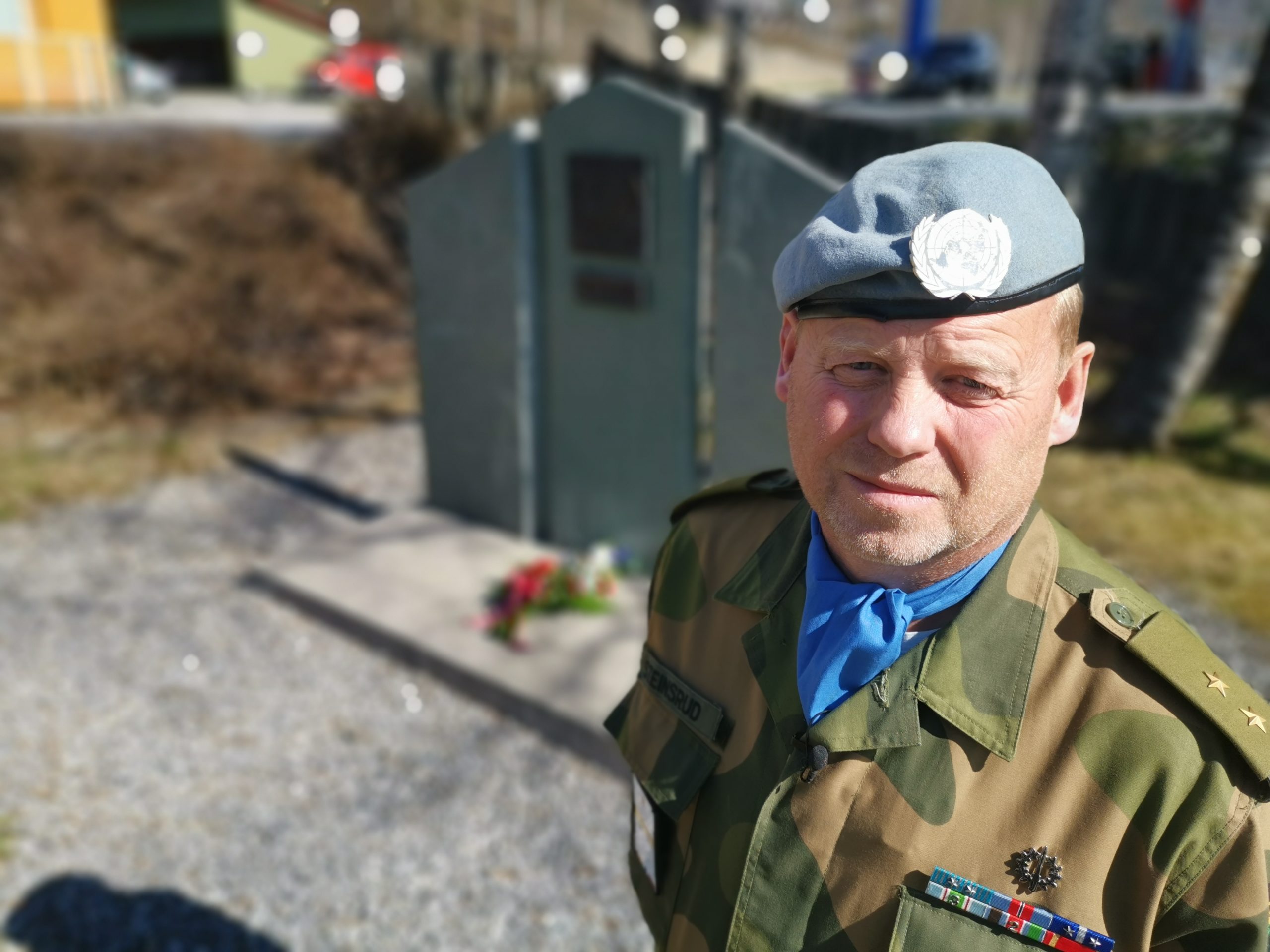 Lt. Steinsrud forteller om monumentet på Leira.