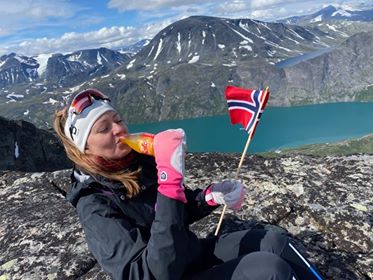 Fornøyde og lykkelige jenter i fjellet!