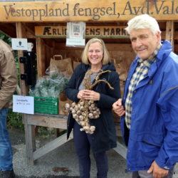 Fredag 4. kan du både handle og lære å dyrke "Valdreshvitløk" på Fagernes.