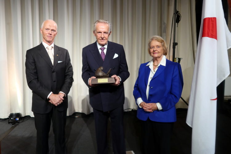 Tore Godal tildelt Røde Kors-prisen