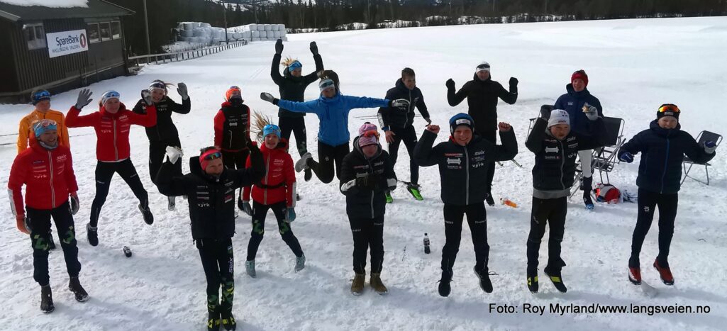 Fornøyde og glade tenåringer etter langtur.