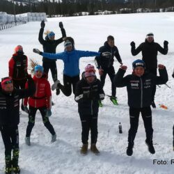 Fornøyde og glade tenåringer etter langtur.