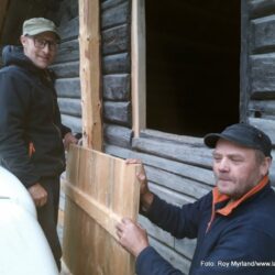 Utskifting av tømmer i bygning som står oppe.