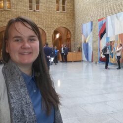 Om GET-Academy i Larvik, med Marit Knutsdatter Strand (SP), i Vandrehallen på Stortinget,