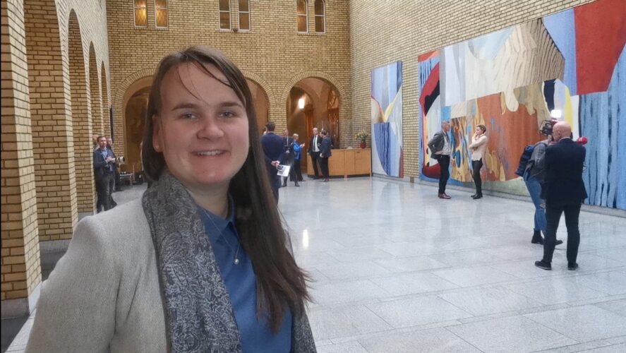 Om GET-Academy i Larvik, med Marit Knutsdatter Strand (SP), i Vandrehallen på Stortinget,