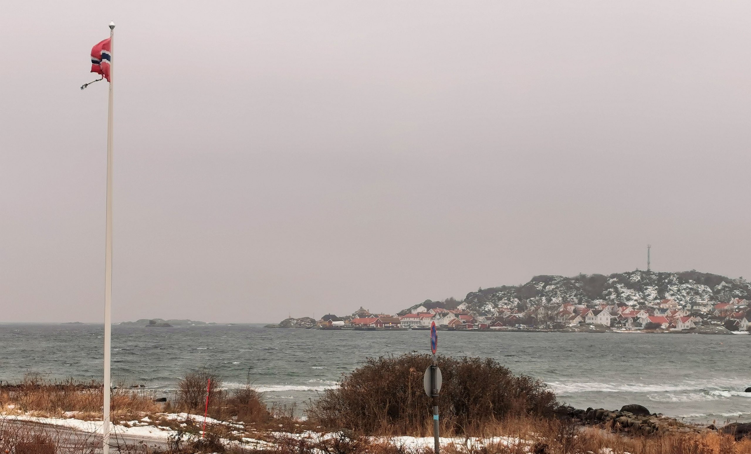 Det bygger seg opp til uvær. Snøen forsvant  raskt og vimplene stod "rett ut" i Nevlunghavn tirsdag. 12. januar