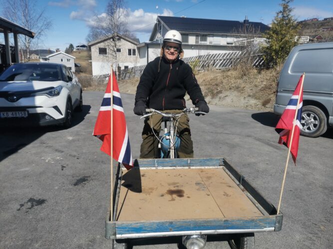 Hundrevis av tilskuere og deltagere storkoste seg i blårøyken 1. mai.