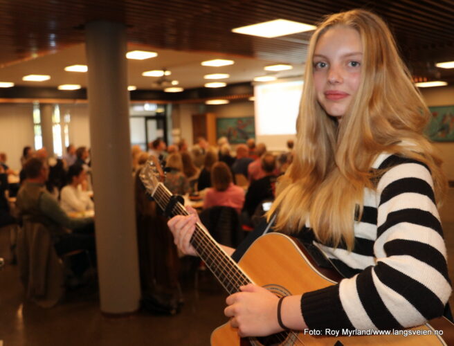 Nydelig stemme og "frekt" gitarspill