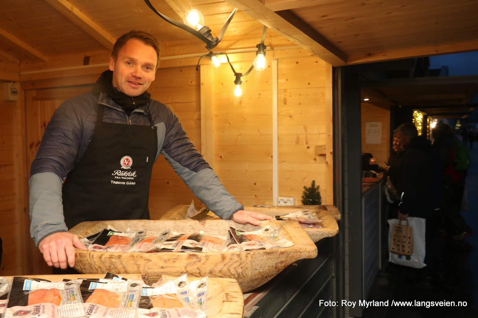 Audun Trøsvik fra Trøsvik Gård gir bort tusenvis av smaksprøver og selger noen kilo rakfisk de tre dagene festivalen varer