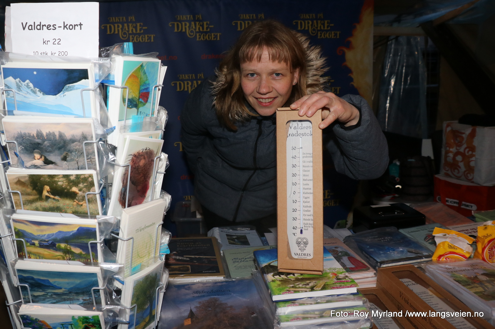 Marianne Granheim Trøyflat er leder i Valdres Mållag. Hun tok sin tørn i rakahuken med bøker, kort og ikke minst dialektkviss