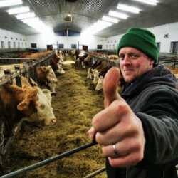 Positiv, framoverlent og fornøyd bonde.