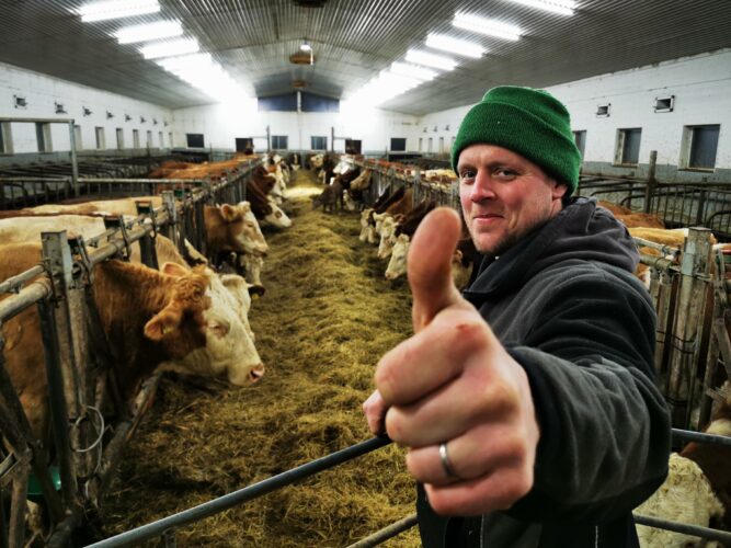 Positiv, framoverlent og fornøyd bonde.