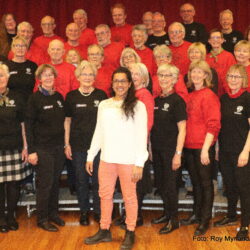 Korkonsert, allsang og åresalg i Grendehuset.