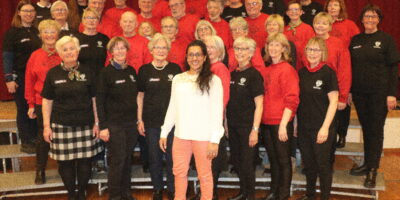 Korkonsert, allsang og åresalg i Grendehuset.