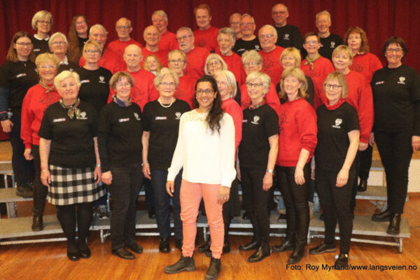 Korkonsert, allsang og åresalg i Grendehuset.