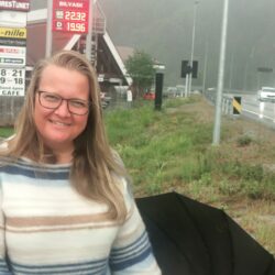 DNT Valdres -Unge og eldre frivillige merker stier, og tilbyr friluftsaktiviteter.
