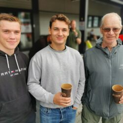 Bildet over: Lars Arne Klosbøle, Bror Øverseth og Eivind Haugene spiste kjeks for livet, men som Eivind Haugene sier i videoen- Det va sa turt, så fy, det va så turt.