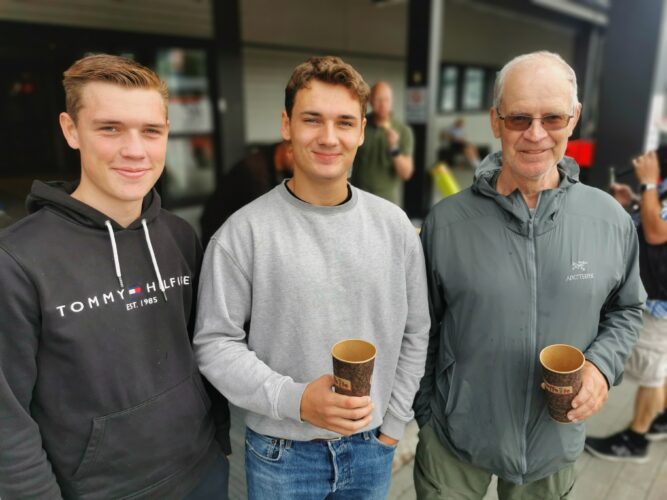 Bildet over: Lars Arne Klosbøle, Bror Øverseth og Eivind Haugene spiste kjeks for livet, men som Eivind Haugene sier i videoen- Det va sa turt, så fy, det va så turt.