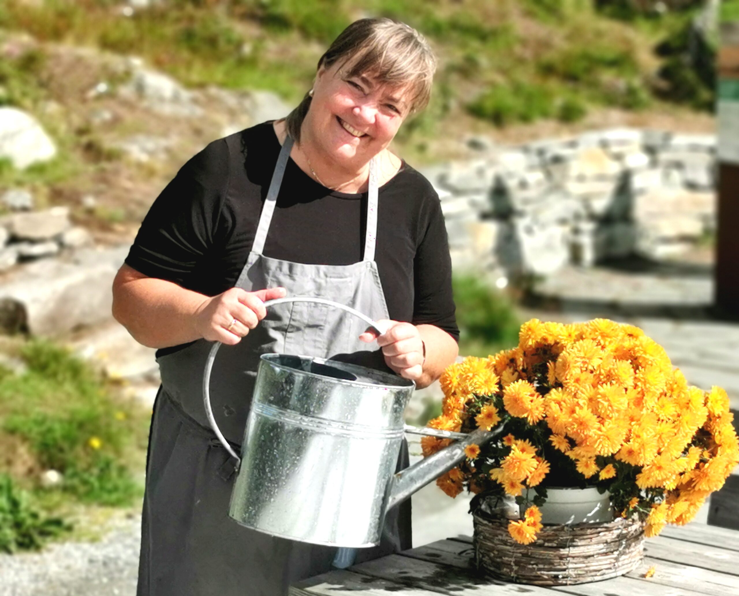  Noe av hemmeligheten med å få til blomstringen i fjellheimen er å knipe av avblomstrede blomster, forteller Marianne. 