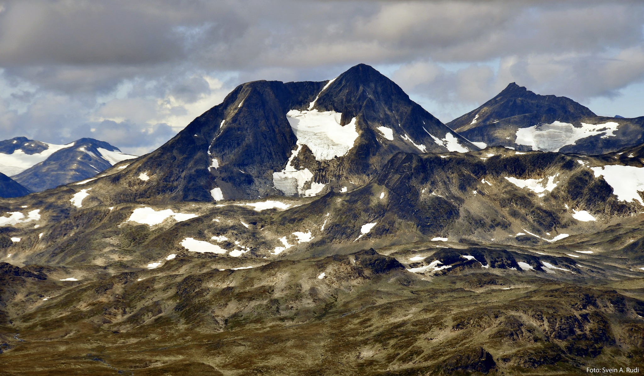 Semeltinden (2236 moh) og Visbreatinden (2234 moh)