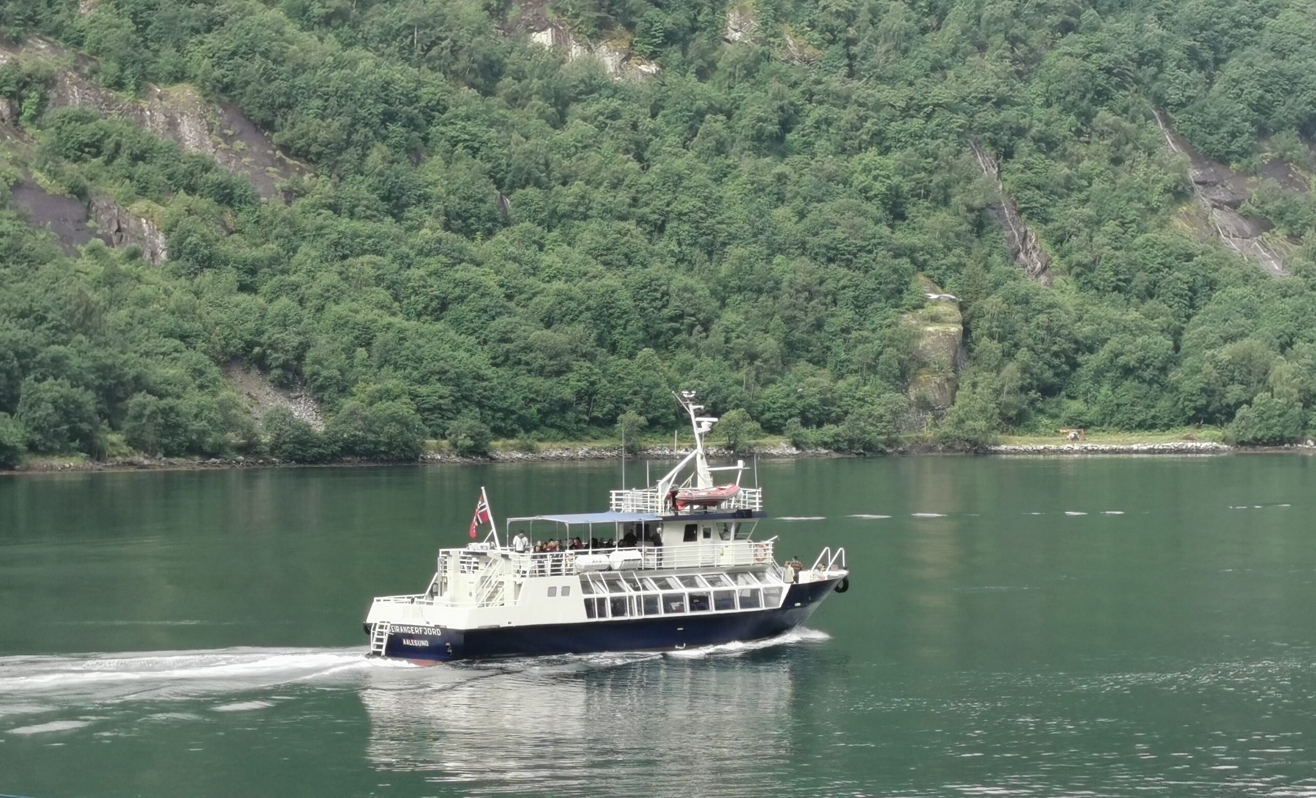 Foruten busser, helikopter og biler, kan Geiranger også oppleves fra sightseeingbåter.