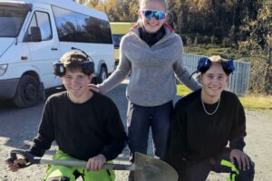 Flotte ungdommer bidrar med veiarbeid for fellesskapet på fritiden sin.