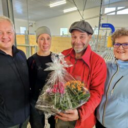 Fra venstre: Ordfører Odd Erik Holden, Jorunn Rogne Ekerbakke, Leif Skjold Ekerbakke og utmark- og landbruksrådgiver Tone Snortheim. Foto Roy Myrland/www.langsveien.no