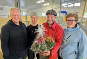 Fra venstre: Ordfører Odd Erik Holden, Jorunn Rogne Ekerbakke, Leif Skjold Ekerbakke og utmark- og landbruksrådgiver Tone Snortheim. Foto Roy Myrland/www.langsveien.no