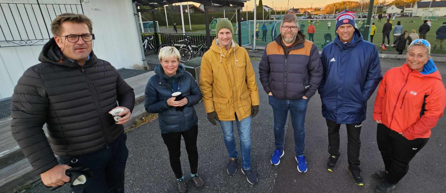 Fotballsupportere av beste merke. Fra venstre:Renate Jakobsen, Cato Haugene, Rune Christoffersen, Joakim W Løken, Heidi Johansen, Dag Arild Bakken