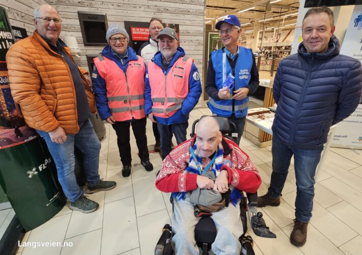 Bildet over: Etter marsjen ble deltakerne belønnet med gulerotkake, og blant dem var Tor Inge Kristianslund, Terje Bratterud, Knut Melby, Nils Thore Vassåsen, Svein Olav Kopperud, ordfører Knut Arne Fjelltun, og Espen Sundvold. Deres engasjement gjorde Bartemarsjen i Valdres til en meningsfull markering for prostatakreftbevissthet og samhold.