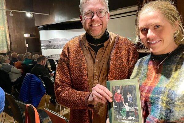 Tor-Evert Grøndal fra «Der ingen skulle tru» har skrevet bok om småbruksdrømmen.
