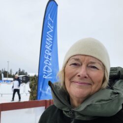 Under åpningen av det 60. Ridderrennet snakket fjellprest Eli Vatn om det å tro og historien om ridderen Sigvat Lerhol. Han trodde og hoppet over Riddeskaret i Sjoa med sin kjære i sin favn, i flg. historien. Stor tro hadde også Erling Stordahl som trodde på like muligheter for alle og startet Ridderrennet i 1964. Det var tidligere generalsekretær Diane Hanisch, som senere forvaltet hans tro og visjon videre i 23 år, inntil hun fikk kongens fortjenestemedalje i 2014. Diane Hanisch blir intervjuet av Emma Hovi i videoen i bunn av artikkelen. Diane Hanisch var gjennom 23 år er mer enn bare en deltaker i historien til Ridderrennet; hun var en bauta som alltid var der. Uten hennes dedikasjon og innsats gjennom de siste 40 årene hadde ikke verdens største vintersportuke for personer med tilpasningsvansker vært det det er i dag. Det hele startet i et nært og fruktbart samarbeid med Erling Stordahl, og vokste fra hans visjoner og ideer til det eventyrret det nå er blitt på Beitostølen. I dette eksklusive intervjuet med Emma Hovi, under den 60. utgaven av Ridderrennet, tar Diane oss med på en reise gjennom historien. Roy Myrland i nettavisa Langsveien.no har regi og står bak kameraet, og vi får et unikt innblikk i hvordan Ridderrennet ble til det ikoniske arrangementet det er i dag. Tekst, foto og video: Emma Hovi, Jan Arne Dammen og Roy Myrland. Skrautvål 18. mars 2024.