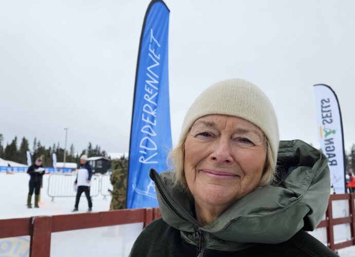 Under åpningen av det 60. Ridderrennet snakket fjellprest Eli Vatn om det å tro og historien om ridderen Sigvat Lerhol. Han trodde og hoppet over Riddeskaret i Sjoa med sin kjære i sin favn, i flg. historien. Stor tro hadde også Erling Stordahl som trodde på like muligheter for alle og startet Ridderrennet i 1964. Det var tidligere generalsekretær Diane Hanisch, som senere forvaltet hans tro og visjon videre i 23 år, inntil hun fikk kongens fortjenestemedalje i 2014. Diane Hanisch blir intervjuet av Emma Hovi i videoen i bunn av artikkelen. Diane Hanisch var gjennom 23 år er mer enn bare en deltaker i historien til Ridderrennet; hun var en bauta som alltid var der. Uten hennes dedikasjon og innsats gjennom de siste 40 årene hadde ikke verdens største vintersportuke for personer med tilpasningsvansker vært det det er i dag. Det hele startet i et nært og fruktbart samarbeid med Erling Stordahl, og vokste fra hans visjoner og ideer til det eventyrret det nå er blitt på Beitostølen. I dette eksklusive intervjuet med Emma Hovi, under den 60. utgaven av Ridderrennet, tar Diane oss med på en reise gjennom historien. Roy Myrland i nettavisa Langsveien.no har regi og står bak kameraet, og vi får et unikt innblikk i hvordan Ridderrennet ble til det ikoniske arrangementet det er i dag. Tekst, foto og video: Emma Hovi, Jan Arne Dammen og Roy Myrland. Skrautvål 18. mars 2024.