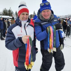 Ola Keul (bildet over) er organisasjonssjef i Norges Skiforbund. Bidet over: Ola Keul og styreleder Tom Bratlie i Ridderforbundet klare for medaljeutdeling. Han har bred og lang erfaring fra norsk skisport, bla. som leder for snøsport for parautøvere. Det var som nytilsatt organisasjonssjef i NSF (des 2023 red.anm.) han besøkte Ridderrennet 2024. I videoen blir han intervjuet av redaktør Roy Myrland i nettavisa www.langsveien.no, om Ridderrennet sin betydning for skisporten.