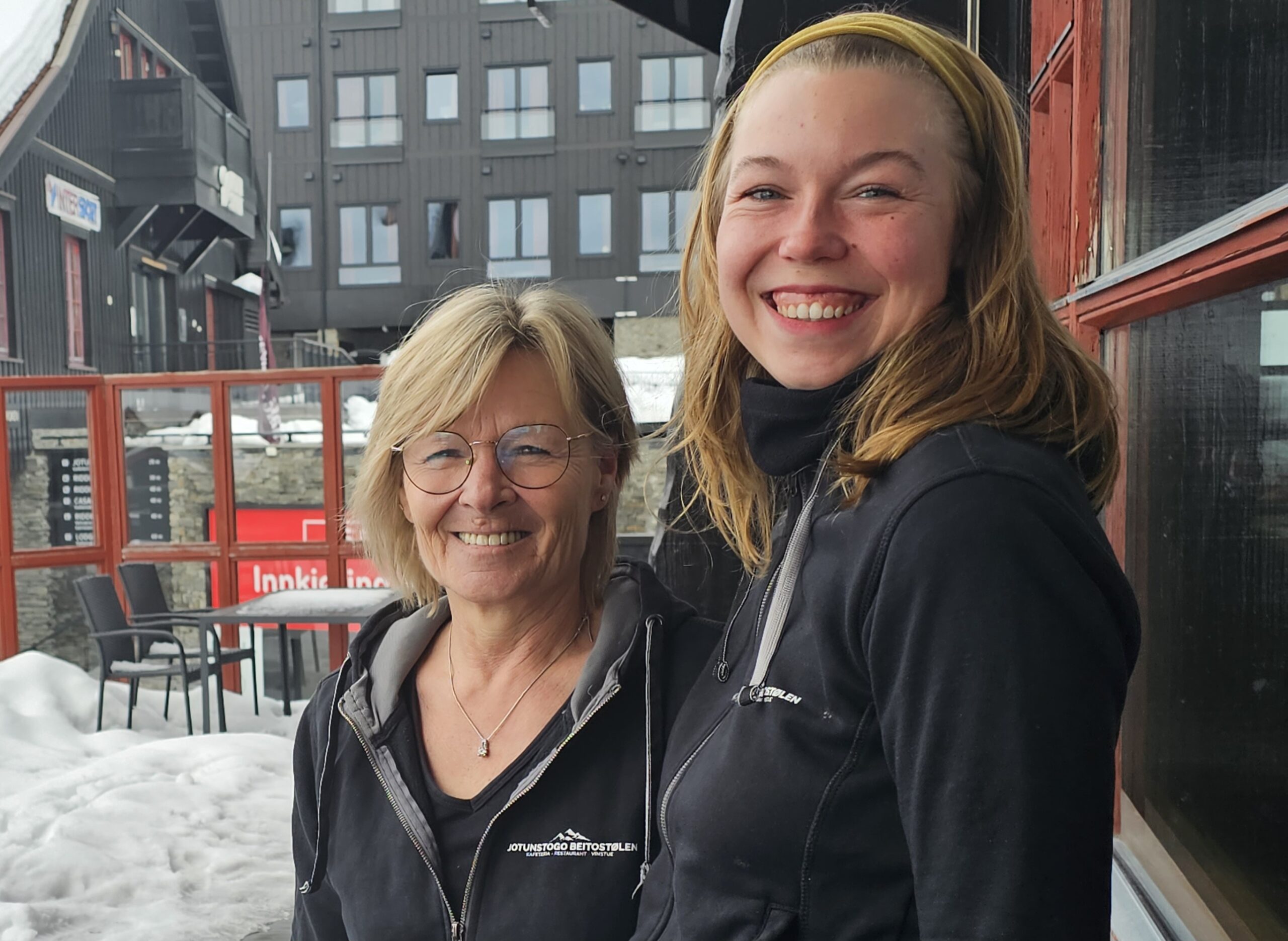 Tante Berit Aspaas Müller og niese Kristin Aspaas server mat og drikke på innendørs og ute på terrassen til Jotunstogo på Beitostølen. Når været er ok så fyrer de også opp grillen ute.