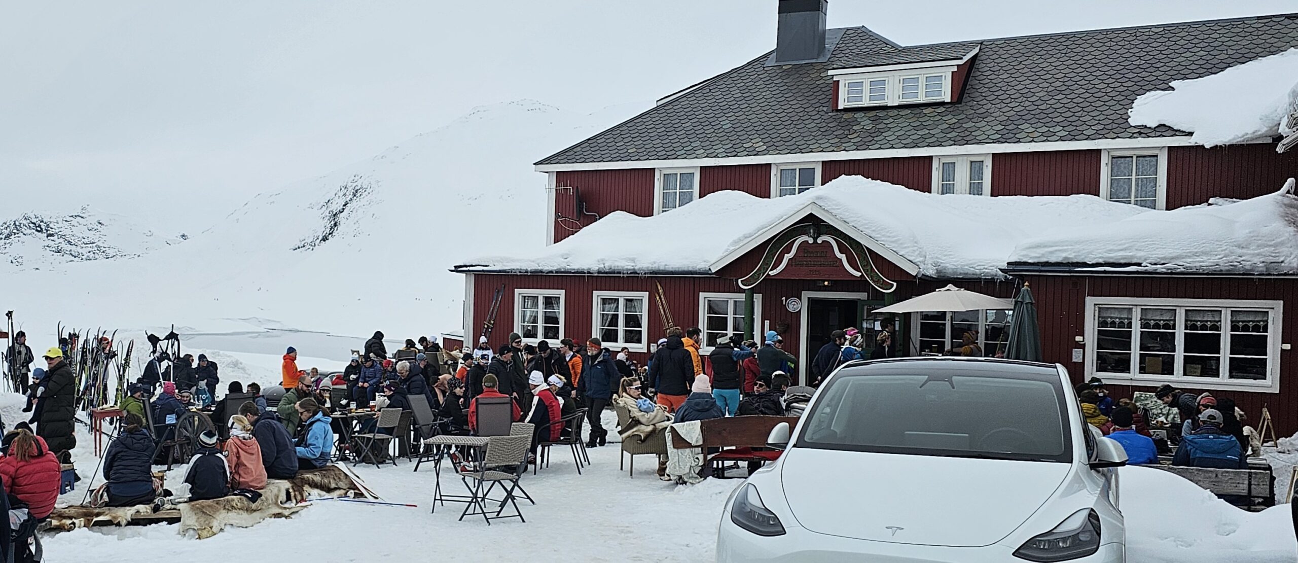 På Bygdin Høifieldshotel er det god plass i tunet. PArkeringsplasser, buss-stopp og løypekryss gjør at det er alle muligheter til å nyte fine aprildager der eller i ei fjellside/løype i nærheten.