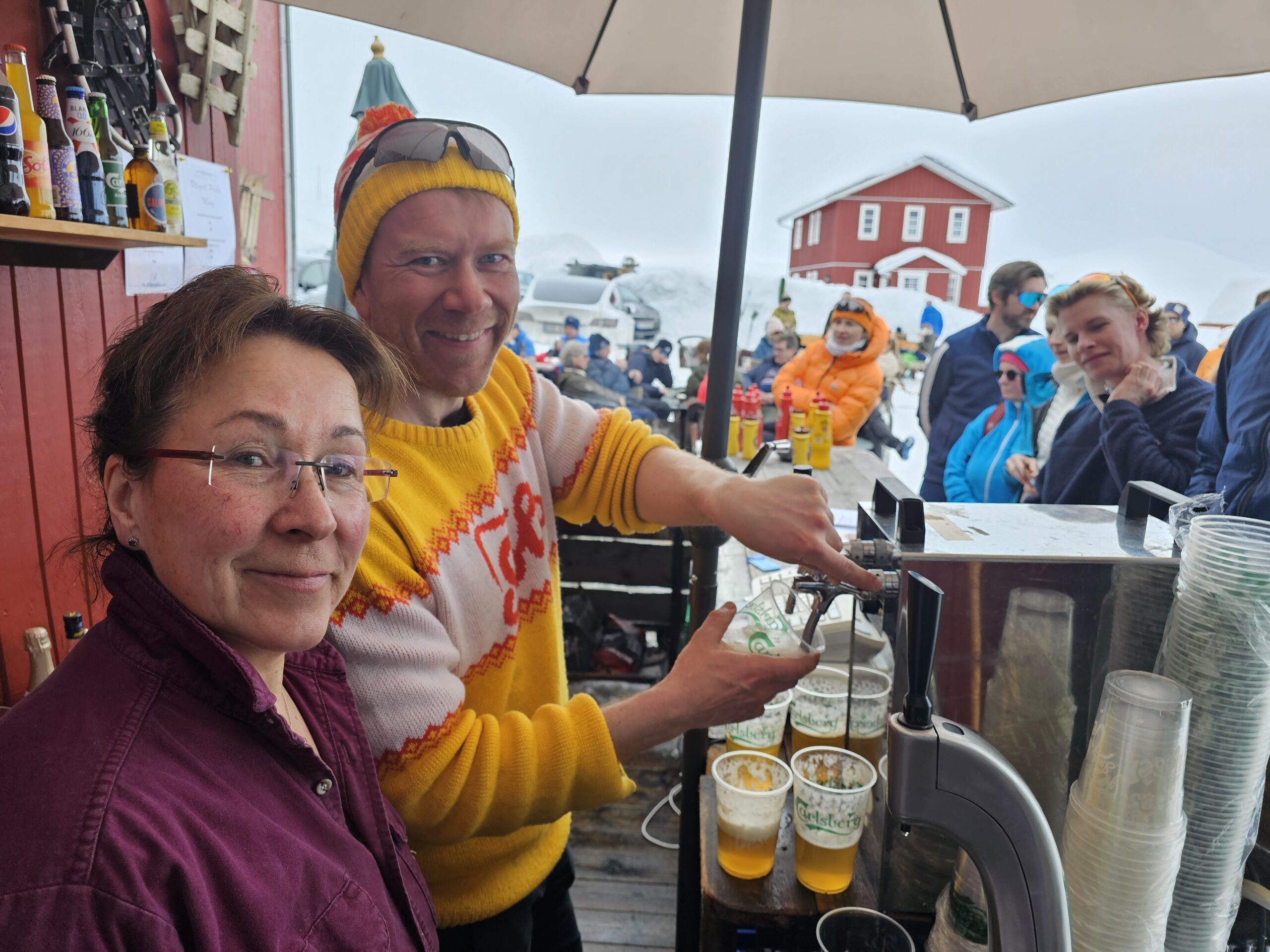 Tor Oxhovd Svalesen og Bente Oxhovd sørget for at salget over disk gikk greit. Bente hadde også nok å gjøre inne på det ærverdige hotellet med å sørge for mat på bordet og godt stell for gjestene sammen med reaten av personalet.