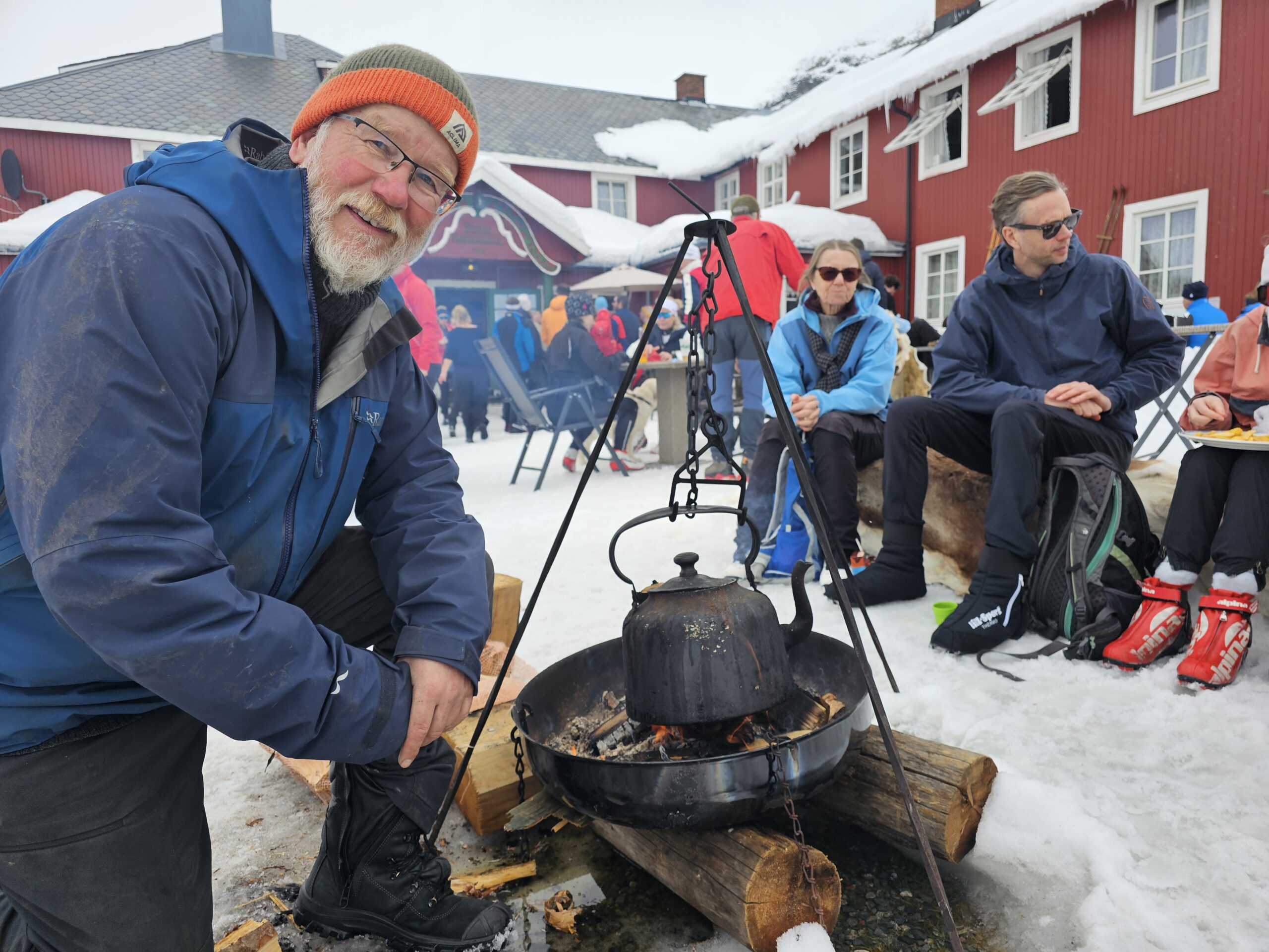 Torgeir Svalesen er både skysskar, hotellvert og kaffekoker på Bygdin Høifieldshotel. I påska vanket det også et par gode historier og mye latter rundt bålplassen.