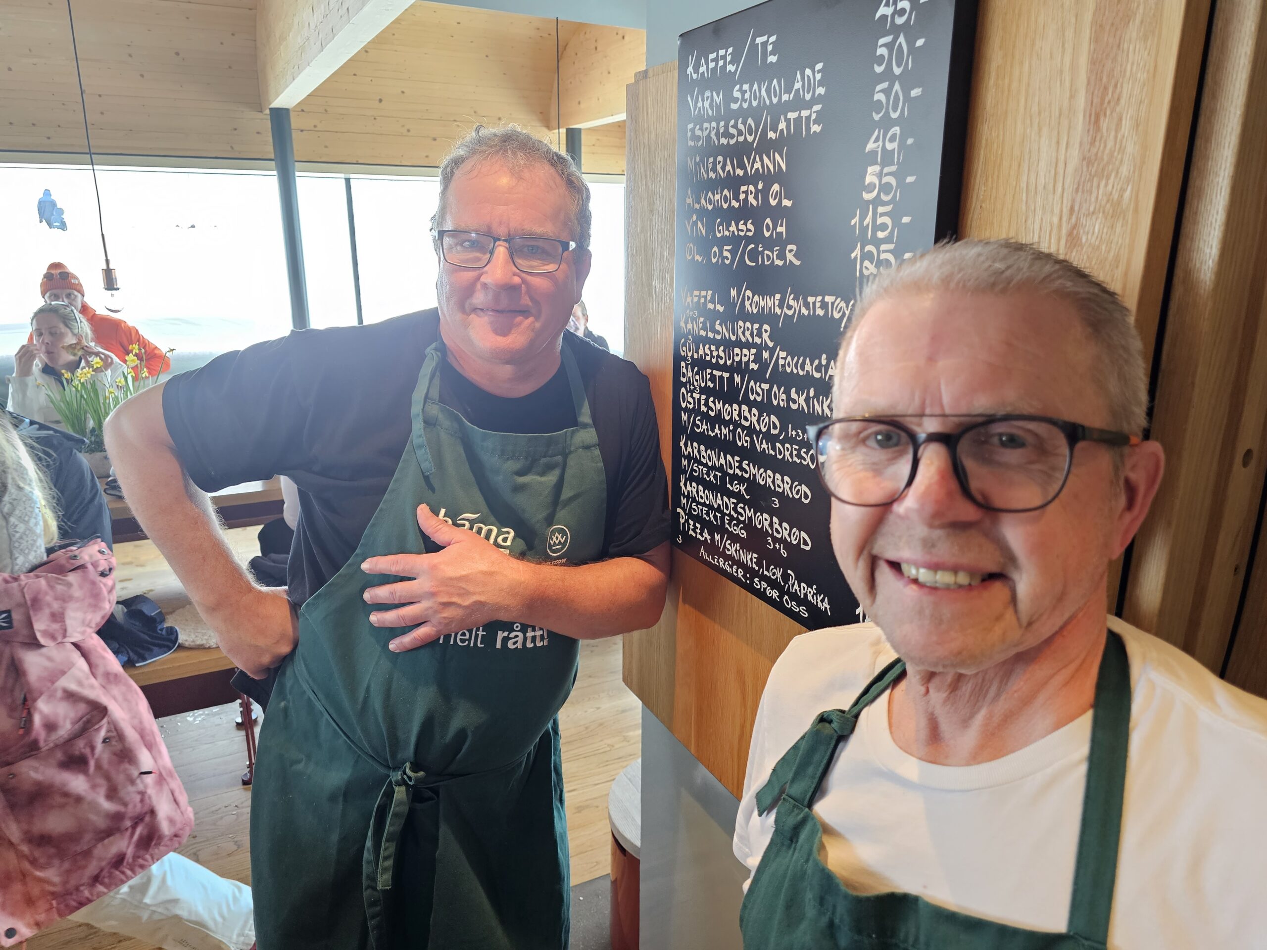  Bernt Jo Vole (til venstre) og Ole Stendahl har servert og sørget for at tusenvis av fjellfolk har blitt mette og fornøyde gjennom årenes løp. Nå skal de to sørge for at service og mat blir av beste merke både på Valdresflye og i Gjendeosen (når isen går der) til sommeren. Bernt Jo Vole har også ansvaret for at parkering og shutlebuss går som den skal fra Reinsvangen til Gjendeosen. Dermed skulle sommerens fjelltur både på Flye og ved Gjende være sikret den beste start og slutt, ihvertfall når det gjelder mat og drikke.