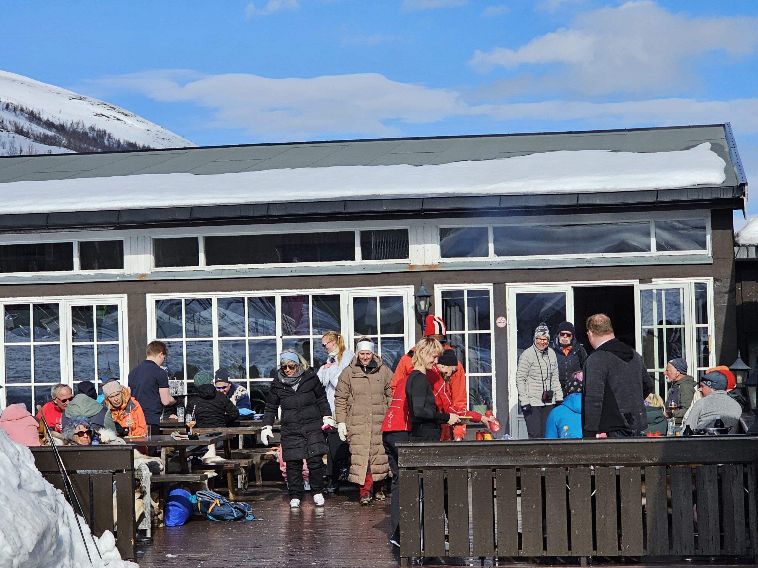 Sørvendt terrasse på fjellstua med kort vei til isfiske og nydelige løyper på Bessheim.