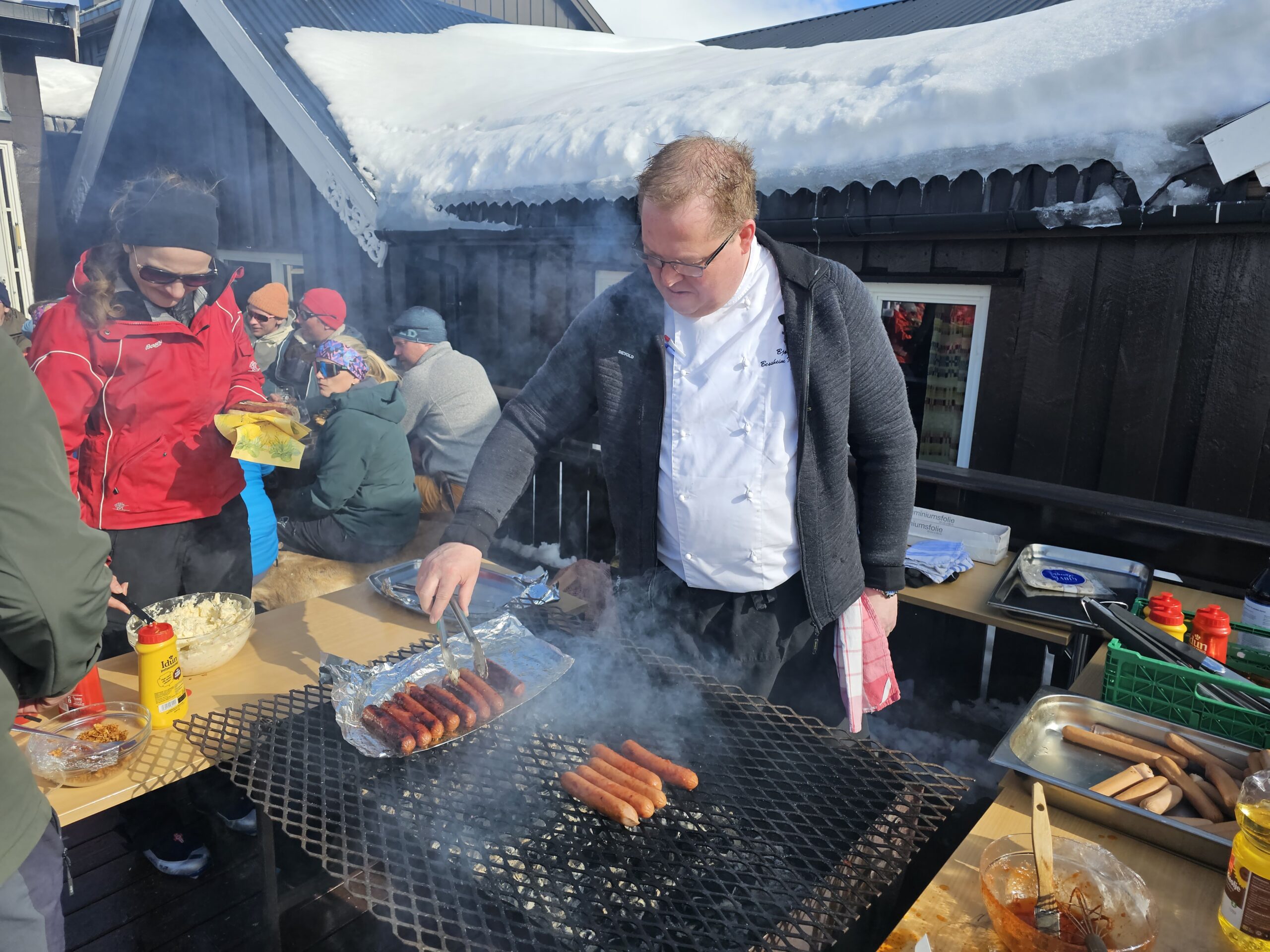 Bjørn Ekerbakke er kokken over alle kokker på Bessheim Fjellstue. Påskeaften tilbød han litt enkel mellommat med grilla pølser etter påskerennet. 