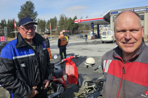 Finn SYNSTELIEN og Erik Onstad mopedister Mopedløp Valdres skrævaroknen
