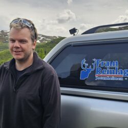 Han passar på kantane.