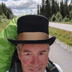 Imponerende! -Einar Formo er hjertesyk og går med flosshatt langs veien!