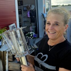 Stavernpiken fra "Hæljeroa" jobber og bor midt i ferieparadiset.