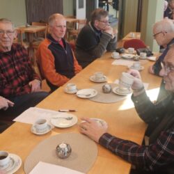 Frå venstre: Gunnar Gjevre, Oddgeir Grobakken, Ola Myrvold, Hans Christian Bråthen, Bjørn Vegard Johnsen. På denne siden av bordet: Torbjørn Hovi, Odleiv Hovi, Gunnar Høgden, Harald Rolandsgård og Marit Hansegård.