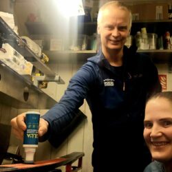 Skiglede på sitt beste med Asgeir Larsen og Sporten Beitostølen Vinterferien er her, og kva er vel betre enn ein skitur i fantastiske Jotunheimen? Valdresflye byr på ei majestetiske vidde som er omkransa av staslege fjell, men i år har rekordlåge snømengder gjort det ekstra viktig å ha rett utstyr – solide ski. Heldigvis finst det magikarar som kan sørgje for skiglede, uansett føre! Bildet over: Marthe Lindalen og Asgeir Larsen i Sporten Beitostølen På Sporten Beitostølen er Asgeir Larsen og hans tilsette eksperter på alt frå kva slags ski du bør ha, til korleis du får god glid og godt feste i fjellet. Då underteikna dukka opp med fjellski som hadde lege i garasjen i årevis – med knusktørr såle og slitne feller – var Asgeir raskt på saka. Med nokre strøk av "Ulla" sitt vidundermiddel og ei runde med spesialbørste på bakrommet, vart skia som nye. – Eg har brukt denne metoden i årevis og har aldri sett meg tilbake, smilte smøremagikaren, før han ønskte god tur. Og ein god tur vart det! Med fjellski som glei betre enn nokon gong, ein knallblå himmel og akkurat passe mange blå grader, vart skituren over Valdresflye ei heilt  oppleving. Men Valdresflye er ikkje større enn at "trølla" finn kvarandre. Morten Lindstad frå Beito og underteikna er stadig å sjå langs vegen og på ein eller annan fjelltur der jotnane bur. På Fv. 51 vart det sjølvsagt tid til å "henge att etter kjeften" og ta ein liten prat om vêr og føre – for praten går alltid like lett som skia glir, etter eit besøk hos Sporten Beitostølen når fjellfolk møtest. Skal du på vinterferie i Jotunheimen? Du treng absolutt ikkje ha det nyeste av ski og utstyr. Ta turen innom Sporten Beitostølen for ekspertråd og skioptimalisering – det kan utgjere heile skilnaden for at du òg skal få ein skitur for di historiebok!
