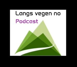 I denne episoden av podcasten " Langs vegen no" på Spotify, er det direktør ved Beitostølen Helsesportsenter (BHSS) Astrid J. Nyquist, redaktør Roy Myrland møter. Astrid J. Nyquist har i ei årrekkje jobba målretta for å skapa fleire moglegheiter for menneske med funksjonsnedsetjingar, mellom anna gjennom strategisk arbeid på Arendalsveka . "Mor Team Pølsa" Denne langsiktige innsatsen har bore frukter – eit av dei tydelegaste resultata er NRK-serien "Team Pølsa", produsert av Teddy TV . Serien har begeistra og rørt heile Noreg, og Astrid J. Nyquist er tydeleg på at arbeidet langt frå er ferdig. Målet er å sikra at alle får like moglegheiter og ein inkluderande, deltakande kvardag. Når ho blir spurd om framtida og ønska hennar for personar med funksjonsnedsetjingar, svarer ho bestemt: – Me kan ikkje la dykk andre sleppa unna no, når de har gråte, ledd, vorte rørte og late dykk inspirere av dei fenomenale ungdommane i " Team Pølsa" , seier ho – med ei tydeleg oppmoding til politikarar, avgjerdstakarar og alle oss andre som bør bry oss om dei små og store medmenneska våre. Fakta om Beitostølen Helsesportsenter (BHSS) ✅ Eit nasjonalt kompetansesenter for tilpassa fysisk aktivitet og meistring, etablert i 1970. ✅ Tilbyr rehabilitering for barn, ungdom og vaksne med funksjonsnedsetjingar. ✅ Har i mange år strategisk jobba, mellom anna gjennom Arendalsveka , for å fremja funksjonshemmas rettar og moglegheiter. ✅ Kombinerer helsefagleg ekspertise med idretts- og friluftsliv for å fremja meistring og sjølvstende. Fakta om "Team Pølsa" 🎬 Ein dokumentarserie på NRK, produsert av Teddy TV . 🏆 Eit direkte resultat av BHSS sitt langsiktige arbeid for å synleggjera funksjonshemmas moglegheiter gjennom idrett og meistring. 💪 Følgjer ei gruppe ungdommar med funksjonsnedsetjingar som utfordrar seg sjølve gjennom idrett og samhald. 🎿 Trenaren Øystein "Pølsa" Pettersen, tidlegare langrennsløpar, leiar laget med engasjement og varme. 💖 Serien har fått stor merksemd for sin ærlege, inspirerende og rørande framstilling av reisa til deltakarane. 🎧 Lytt til podkasten på Langs vegen no på Spotify ! Astrid J. Nyquist Beitostølen Helsesportsenter BHSS Team Pølsa NRK Teddy TV funksjonshemmedes rettigheter tilpasset fysisk aktivitet rehabilitering Norge idrett og mestring Arendalsuka funksjonshemmede Beitostølen tilpasset aktivitet felles idrett mestring gjennom idrett Øystein Pølsa Pettersen samfunnsengasjement funksjonshemmede inspirerende historier funksjonshemming podcast om funksjonshemmede Langs Vegen Ingen podcast Langs Vegen No Spotify Astrid J. Nyquist Beitostølen Helsesportsenter BHSS Team Pølsa NRK Teddy TV funksjonshemma sine rettar tilpassa fysisk aktivitet rehabilitering av Noreg idrett og meistring Arendalsveka funksjonshemma Beitostølen tilpassa aktivitet inkluderende idrett meistring gjennom idrett Øystein Pølsa Pettersen samfunnsengasjement funksjonshemma inspirerende historier funksjonshemming podkast om funksjonshemma Langs Vegen No podkast Langs Vegen No Spotify