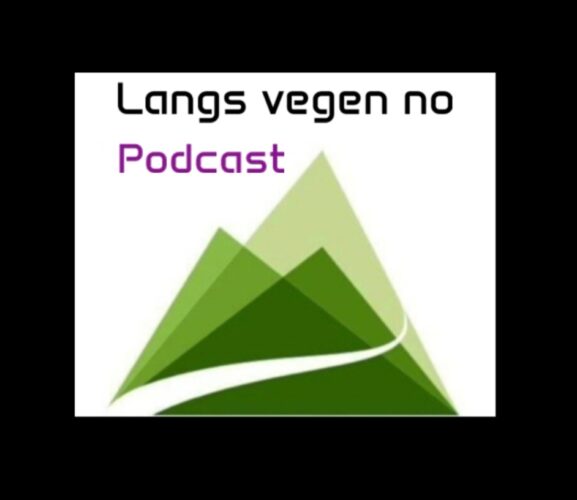 I denne episoden av podcasten " Langs vegen no" på Spotify, er det direktør ved Beitostølen Helsesportsenter (BHSS) Astrid J. Nyquist, redaktør Roy Myrland møter. Astrid J. Nyquist har i ei årrekkje jobba målretta for å skapa fleire moglegheiter for menneske med funksjonsnedsetjingar, mellom anna gjennom strategisk arbeid på Arendalsveka . "Mor Team Pølsa" Denne langsiktige innsatsen har bore frukter – eit av dei tydelegaste resultata er NRK-serien "Team Pølsa", produsert av Teddy TV . Serien har begeistra og rørt heile Noreg, og Astrid J. Nyquist er tydeleg på at arbeidet langt frå er ferdig. Målet er å sikra at alle får like moglegheiter og ein inkluderande, deltakande kvardag. Når ho blir spurd om framtida og ønska hennar for personar med funksjonsnedsetjingar, svarer ho bestemt: – Me kan ikkje la dykk andre sleppa unna no, når de har gråte, ledd, vorte rørte og late dykk inspirere av dei fenomenale ungdommane i " Team Pølsa" , seier ho – med ei tydeleg oppmoding til politikarar, avgjerdstakarar og alle oss andre som bør bry oss om dei små og store medmenneska våre. Fakta om Beitostølen Helsesportsenter (BHSS) ✅ Eit nasjonalt kompetansesenter for tilpassa fysisk aktivitet og meistring, etablert i 1970. ✅ Tilbyr rehabilitering for barn, ungdom og vaksne med funksjonsnedsetjingar. ✅ Har i mange år strategisk jobba, mellom anna gjennom Arendalsveka , for å fremja funksjonshemmas rettar og moglegheiter. ✅ Kombinerer helsefagleg ekspertise med idretts- og friluftsliv for å fremja meistring og sjølvstende. Fakta om "Team Pølsa" 🎬 Ein dokumentarserie på NRK, produsert av Teddy TV . 🏆 Eit direkte resultat av BHSS sitt langsiktige arbeid for å synleggjera funksjonshemmas moglegheiter gjennom idrett og meistring. 💪 Følgjer ei gruppe ungdommar med funksjonsnedsetjingar som utfordrar seg sjølve gjennom idrett og samhald. 🎿 Trenaren Øystein "Pølsa" Pettersen, tidlegare langrennsløpar, leiar laget med engasjement og varme. 💖 Serien har fått stor merksemd for sin ærlege, inspirerende og rørande framstilling av reisa til deltakarane. 🎧 Lytt til podkasten på Langs vegen no på Spotify ! Astrid J. Nyquist Beitostølen Helsesportsenter BHSS Team Pølsa NRK Teddy TV funksjonshemmedes rettigheter tilpasset fysisk aktivitet rehabilitering Norge idrett og mestring Arendalsuka funksjonshemmede Beitostølen tilpasset aktivitet felles idrett mestring gjennom idrett Øystein Pølsa Pettersen samfunnsengasjement funksjonshemmede inspirerende historier funksjonshemming podcast om funksjonshemmede Langs Vegen Ingen podcast Langs Vegen No Spotify Astrid J. Nyquist Beitostølen Helsesportsenter BHSS Team Pølsa NRK Teddy TV funksjonshemma sine rettar tilpassa fysisk aktivitet rehabilitering av Noreg idrett og meistring Arendalsveka funksjonshemma Beitostølen tilpassa aktivitet inkluderende idrett meistring gjennom idrett Øystein Pølsa Pettersen samfunnsengasjement funksjonshemma inspirerende historier funksjonshemming podkast om funksjonshemma Langs Vegen No podkast Langs Vegen No Spotify