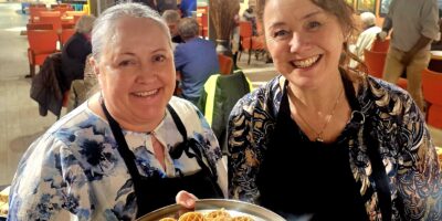 Meter på meter med vaflar. -Siv Lexberg og Judith Anita Klopbakken har steikt dei. I ALTI Valdres på Leira har det siden nyttår vore ein pop-up kafé i 1. etasje. Dette kjem av at kafeen i 2. etasje blir bygd om og totalrenovert. Siv Lexberg og Judith Anita Klopbakken står for serveringa og byr på ferske rundstykke og sprø, nysteikte vaflar til kundane. Mange set pris på det nylaga som serveras og det romslege lokalet, der dei kan slå av ein prat i fred og ro medan dei nyt maten. – Det har gått med fleire hundre liter vaffelrøre sidan nyttår, fortel Siv til Lagsvegen.no . Med litt enkel hovudrekning, basert på at dei solide vaffelplatene er minst ein centimeter tjukke, betyr det at vaffelstabelen ville ha vore om lag fire meter høg – altså takhøgt med vaflar! Den nye kafeen opnar 1. april , og denne gongen med ein ny drivar: Erling Theodorson frå Aurdal . Med lang erfaring innenfor mat og servering gler han seg til å skape en koseleg møteplass for både lokalbefolkninga og besøkande både ute og inne i 2. etg. på storsenteret. #AltiLeira, #Vaflar, #Kafé, #PopUpKafé, #Lagsveien, #Nysmurt, #Lokalmat, #Kaffikos, #GodStemning, #Valdres #Langsvegen